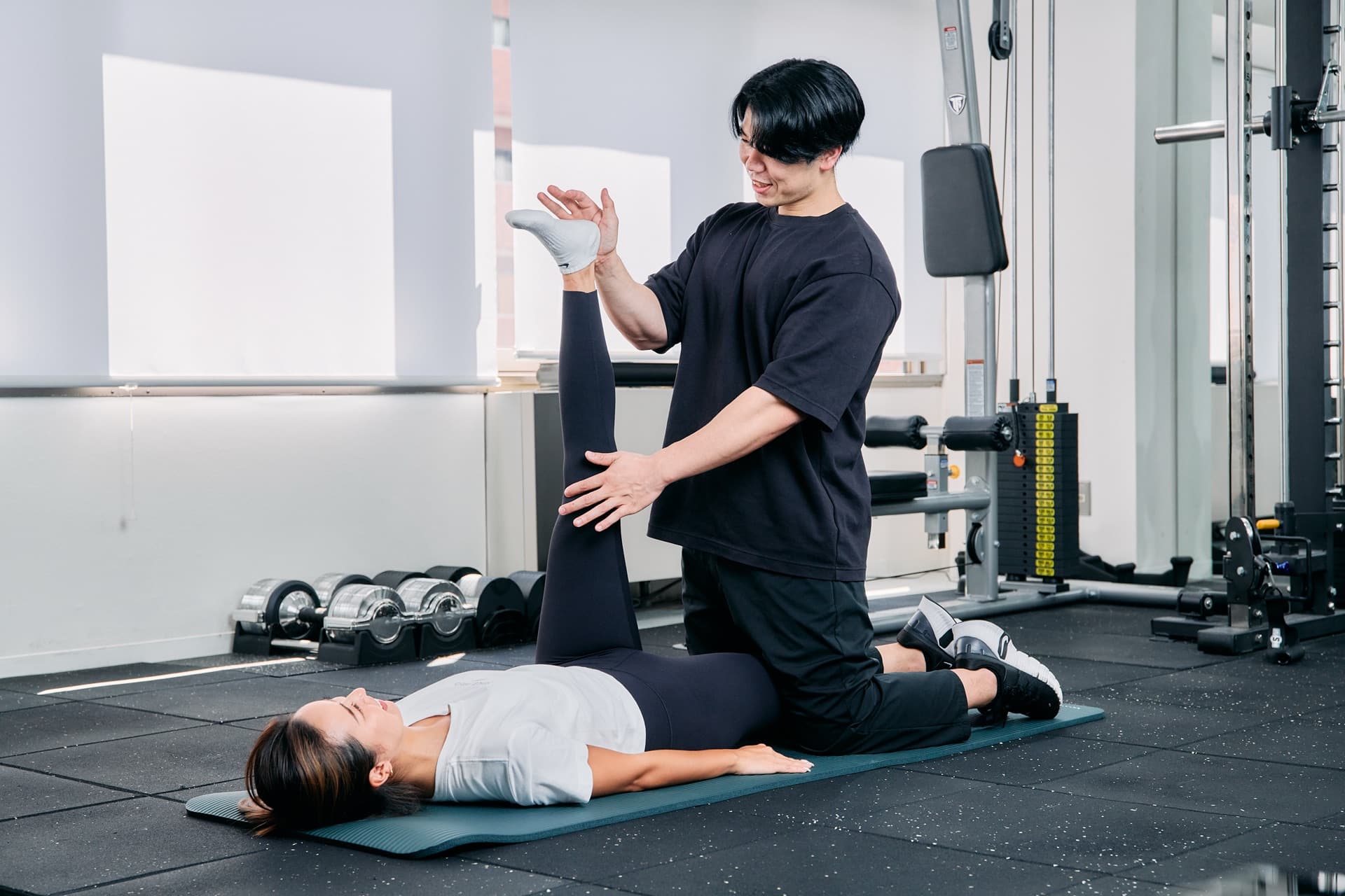 RESISTのトレーナーがお客様のストレッチをサポートしている様子